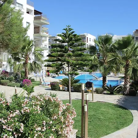 Danaos Pool View 公寓 Paphos