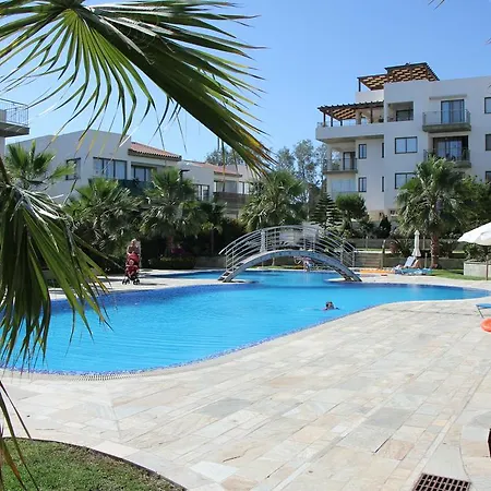 公寓 Danaos Pool View